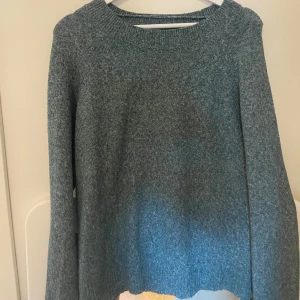 Grönblå stickad tröja - En jättefin grönblå aktig tröja från vero Moda 