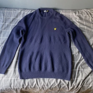 Lyle and scott kofta/tröja - En mörkblå Lyle and scott kofta storlek L. Använd några gånger men inte mycket!