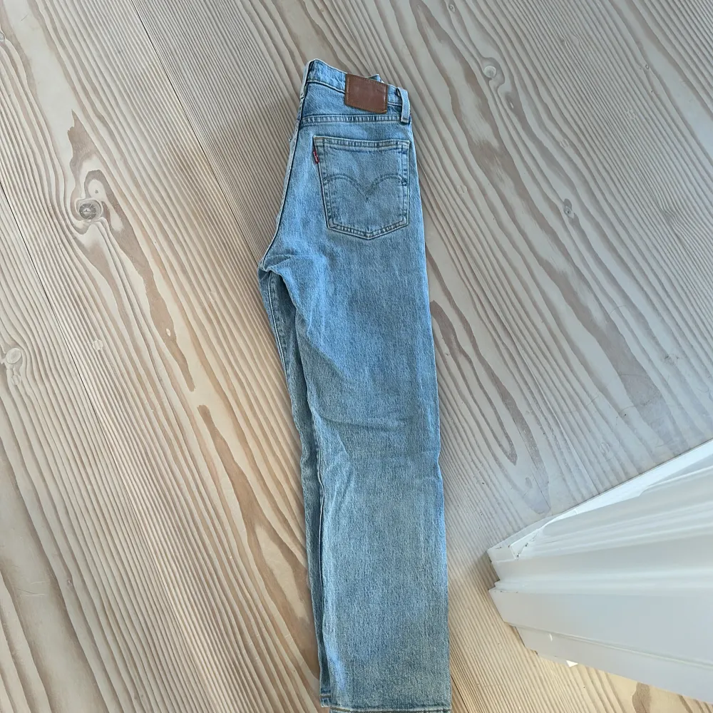 Säljer mina riktigt nice levis jeans. Jeansen sitter slim på benen. Storlek 27/28. Fråga för mer detaljer!. Jeans & Byxor.