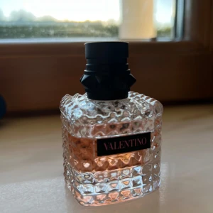 Valentino Born in Roma  - Se bild för hur mycket det är kvar. Går ej ner i pris