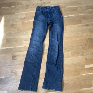 Lågmidjade bootcut jeans - Gråa lågmidjade jeans från only 
