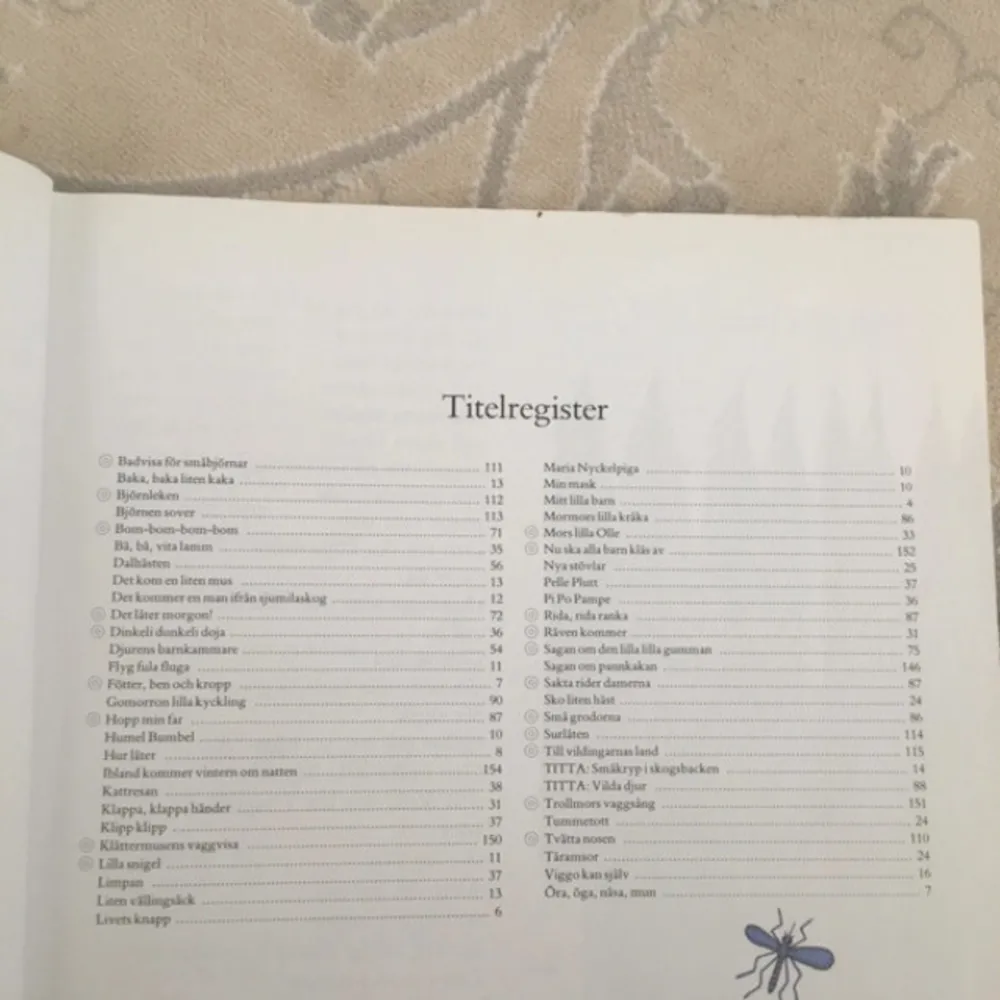 En inspirerande bok laddad med älskade bilderboksfavoriter, rim och ramsor, lekar och visor, sagor och äventyr och massor av roliga överraskningar.den finns liten skada på kanten av boken .det finns på sista bild . Bred:ca :24cm .höjd;23cm . Boken ha. Böcker.