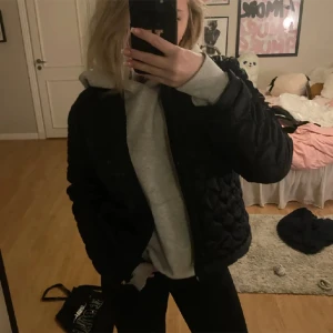 Liknande mango jacka  - Säljer den här jackan från Ze-Ze som jag köpte här på plick (lånade bilder) för den inte kommer att användas. Den är i storlek L men skulle säga xs/s och den är nästan lite kort på mig i ärmarna. Jag är 163. Den är varm och perfekt till hösten 💓