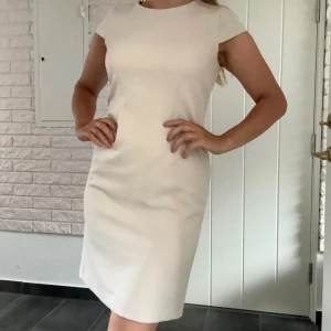 Formal dress - Kostym klänning, figursydd, fodrad med sidentyg. Från Veronica Virta. Oanvänd. 