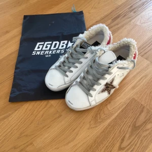Golden goose sneakers - Säljer ju mina GGDB sneakers, skicket är i nyskick. Säljer då jag inte längre vill ha dem när de väl kom.