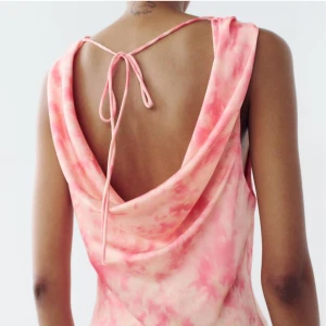 Sommarklänning från Zara - Säljer denna då färgen inte riktigt föll mig i smaken. Testad på en gång, aldrig använd. 