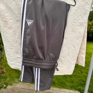 Adidas byxor  - Helt nya, endast provade 