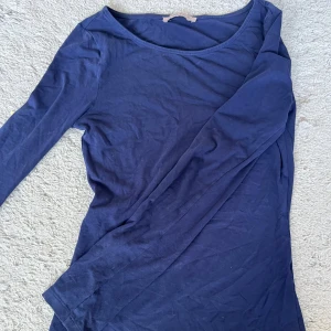 Långarmad tröja - Säljer denna långarmade tröjan som är från Anna field. Storleken är oklar för de står ingen på de men jag tycker den är i storlek xs-s