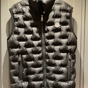 Moncler dunväst, stl. S - Svart Moncler dunväst  Storlek S  Väldigt fint skick! 