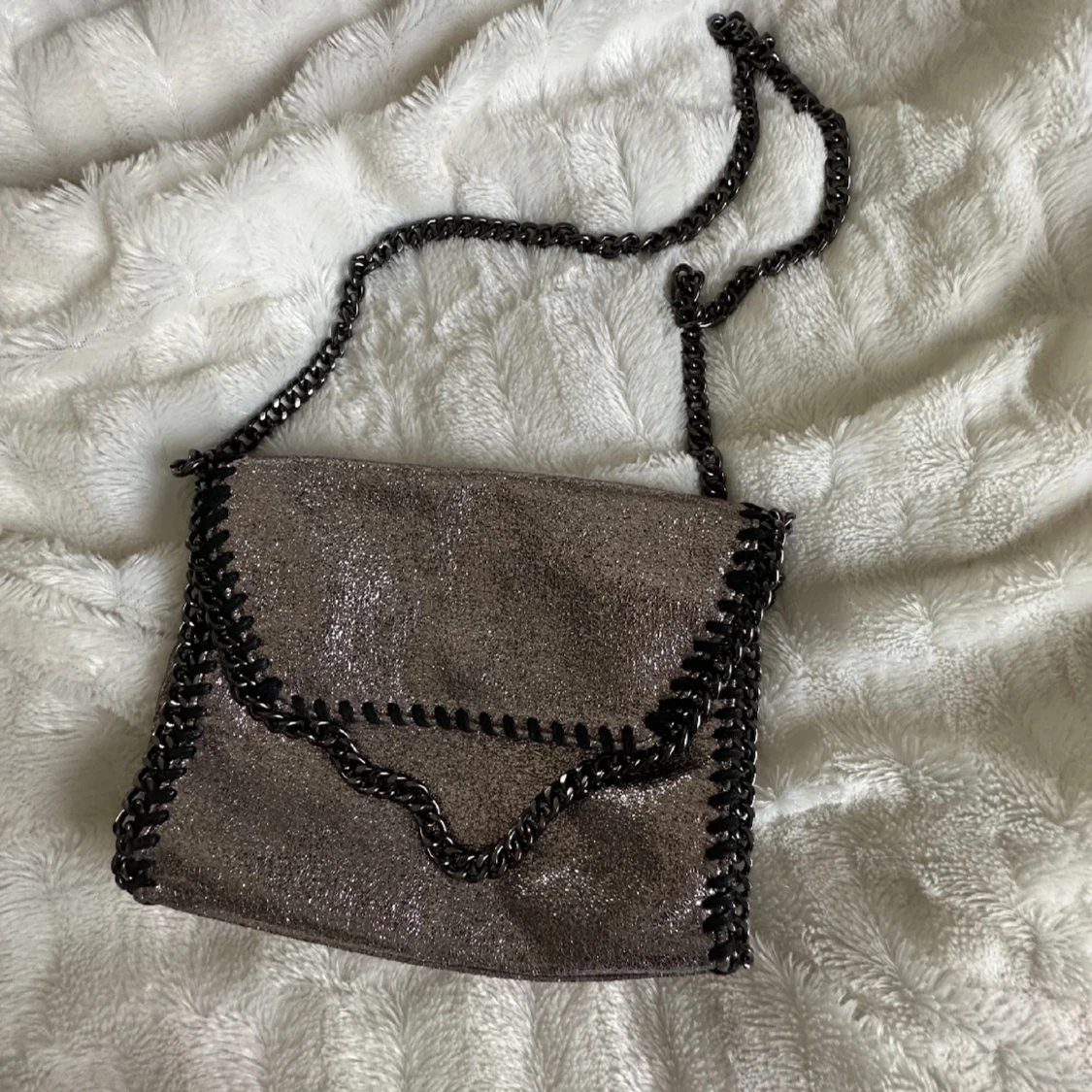 Glittrig axelväska med kedjedetaljer - 1