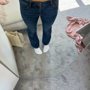 Lågmidjade bootcut jeans  - Säljer nu mina jeans från Lindex, populär barn modell Freja i storlek 158/12-13 år💗 superfint skick! 