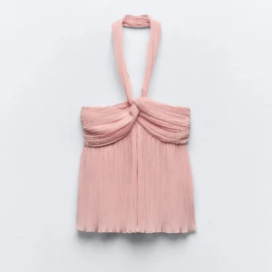  rosa mesh blus från zara - Helt ny med pris lapp kvar❣️Den har en kaffe fläck vid ena armhålan som visas på bilderna som en missfärgning💖Tråden har även gått upp på vissa ställen🥰 köp gärna genom köp nu💕