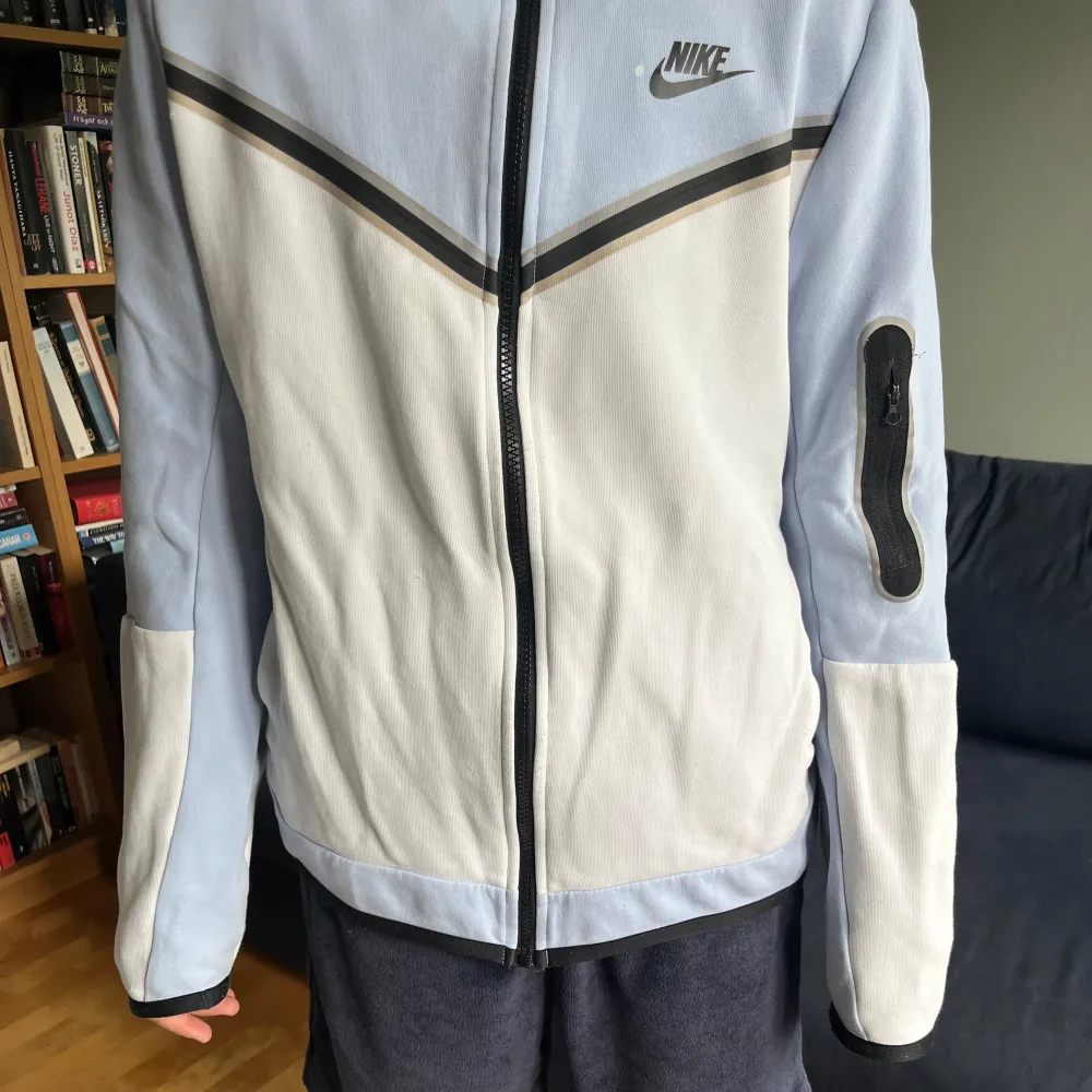 Nike tech som är köpt i Paris. 7/10 skick inget fel på den Modellen är 155 lång och är storlek xl i barn. Hoodies.