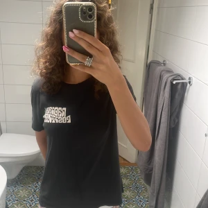 T shirt  - T shirt med tryck Coolt tryck Typ aldrig använd Grå