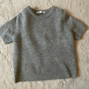 Stickad t-shirt - En snygg stickad tröja från zara, nästan oanvänd, TRYCK EJ KÖP NU!!!