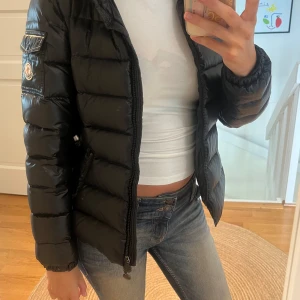 Moncler jacka  - Säljer min moncler jacka som jag har köpt hör på plick JÖTTE fin nu till vintern. Är äkta dp jag fick med bevis men har tappat bort de och har en vit fläck på ena sidan armen (men som inte syns) därför är priset lågt och de kan diskuteras är i st 0 