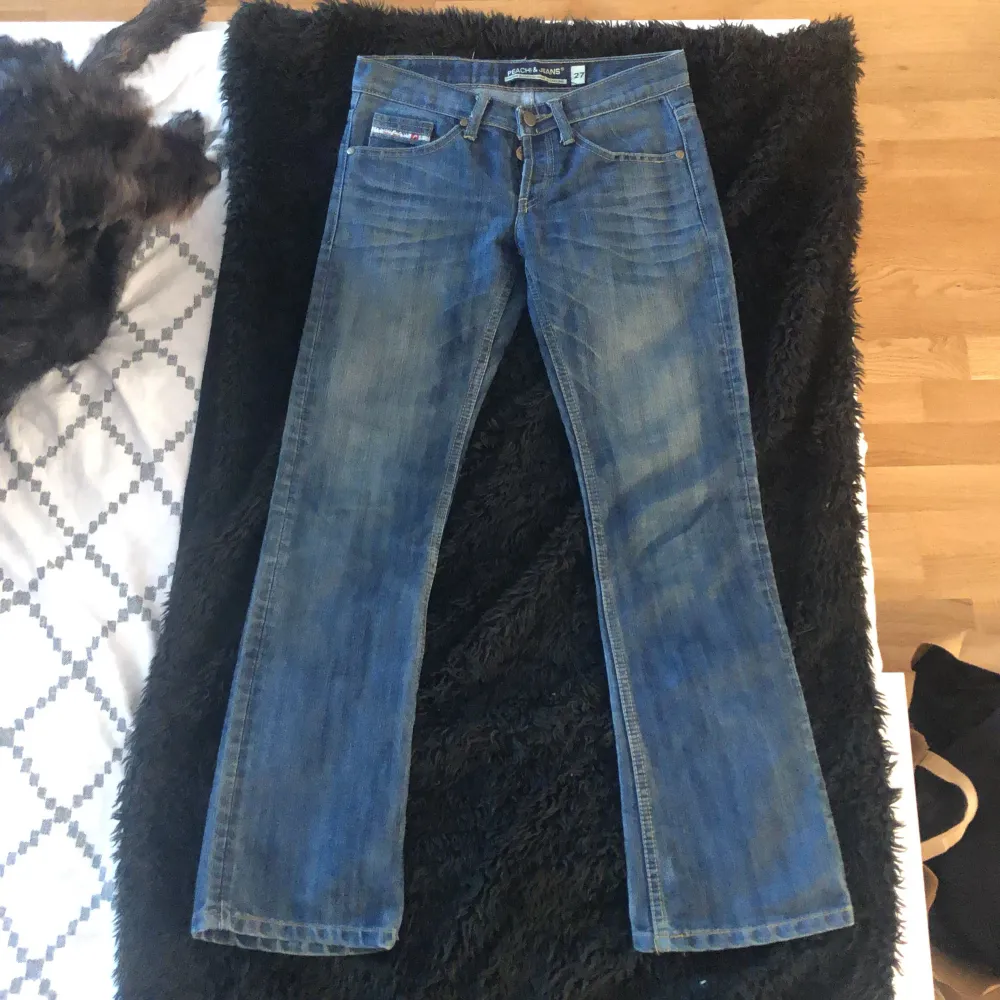 Säljer ett par jeans från PEACHI&JEANS i storlek 27. Jeansen är i bra skick och passar perfekt för både vardag och fest. De är tillverkade i slitstarkt jeansmaterial och har en bekväm passform. Säljer eftersom de passar inte mig längre (som ni ser på sista bilden). . Jeans & Byxor.