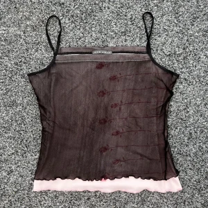 Mesh topp - Så sjukt fin mesh topp från vintage Vero Moda. Köpt här på Plick men har tyvärr inte fått någon användning för den! Hör av dig vid intresse eller frågor💗