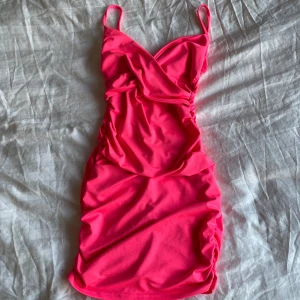 Neon rosa klänning - 💗