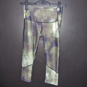 Camo leggings från OTP - Säljer ett par coola camo träningsleggings från OTP i storlek S (36/38). De har ett snyggt camouflage-mönster i gröna och bruna toner. Perfekta för träning eller en avslappnad dag. Materialet är stretchigt och bekvämt.