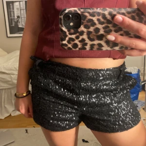 Glitter shorts - Såå snygga glitter shorts i storlek S från selected femme! Kommer tyvärr inte till använding ❤️