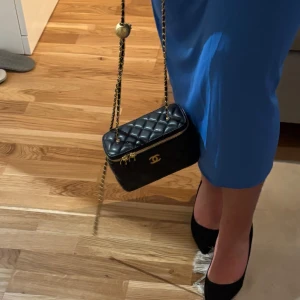 Justerbar väska  - Säljer min fina väska som inte kommer till användning. Den är använd en gång och kommer med dustabg, skriv för mer bilder 