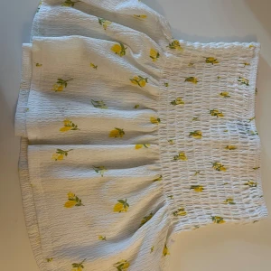 vit blommig kjol  - vit blommig kjol från gina tricot 