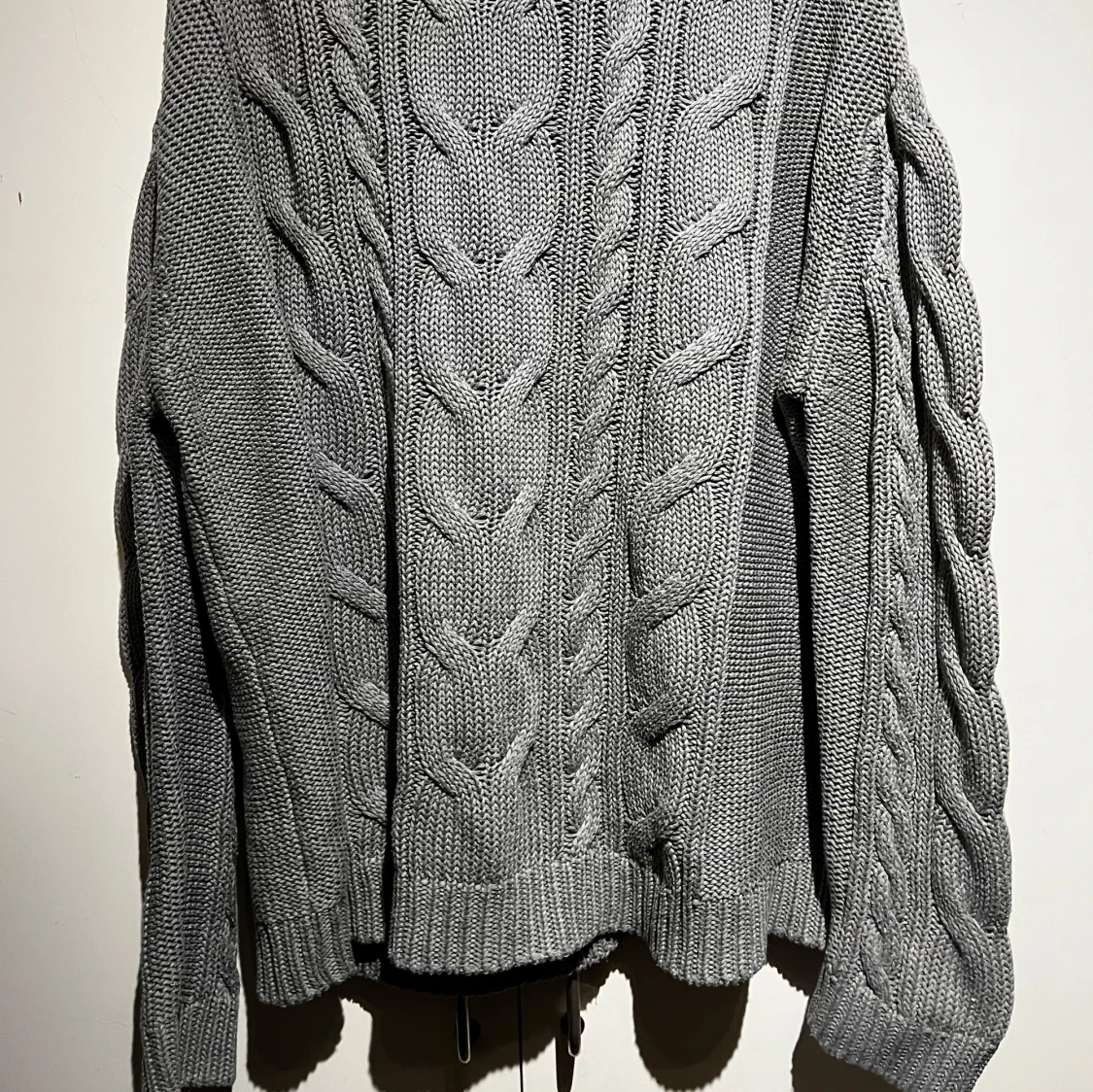 Grå stickad tröja med flätmönster - 3