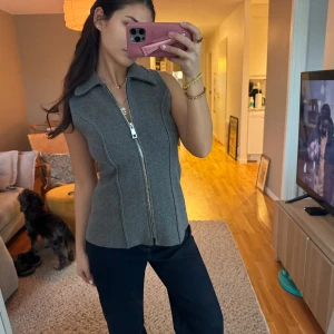 stickad väst zara - så snygg! endast använd två ggr! så snygg till både fest och vardags!!❤️🫶🏾