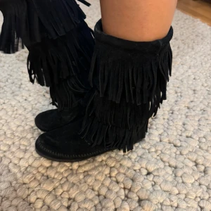 Minnetonka boots - sååå snygga till fest!! från minnetonka, stl 39 men passar 38! köpta för 1200! i mocka🫶🏾🩰🎠