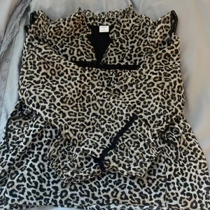 Blus från Lindex  - Jätte fin leopard mönstrad blus❤️ använt få gånger och inga täcken på användning❤️ storlek 146❤️ 10-11 år❤️Jätte bra skick, skriv vid minsta fråga❤️nypris 350❤️öppen vid byten💞