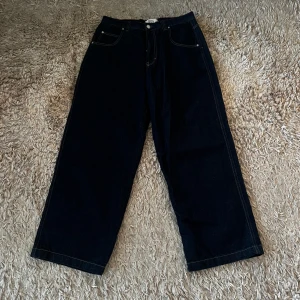 Jeans BDG Urban Outfitters - Mörkblåa jeans från BDG Urban Outfitters med en bred passform. Knappt använda, jättebra skick i storlek 32/32. Säljs då de inte kommer till användning. Skriv vid frågor!