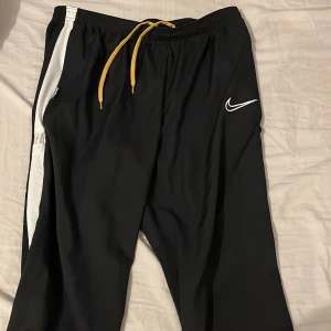 Nike joggingbyxor  - Ett par jogggingbyxor i storlek L. 