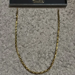 Kejsarlänk - Elegant guldfärgat halsband från Guldfynd med en klassisk kedjedesign. Perfekt för att ge en lyxig touch till din stil. Finns även matchande armlänk, paketpris om man köper båda💫 55cm lång och 4mm bred.