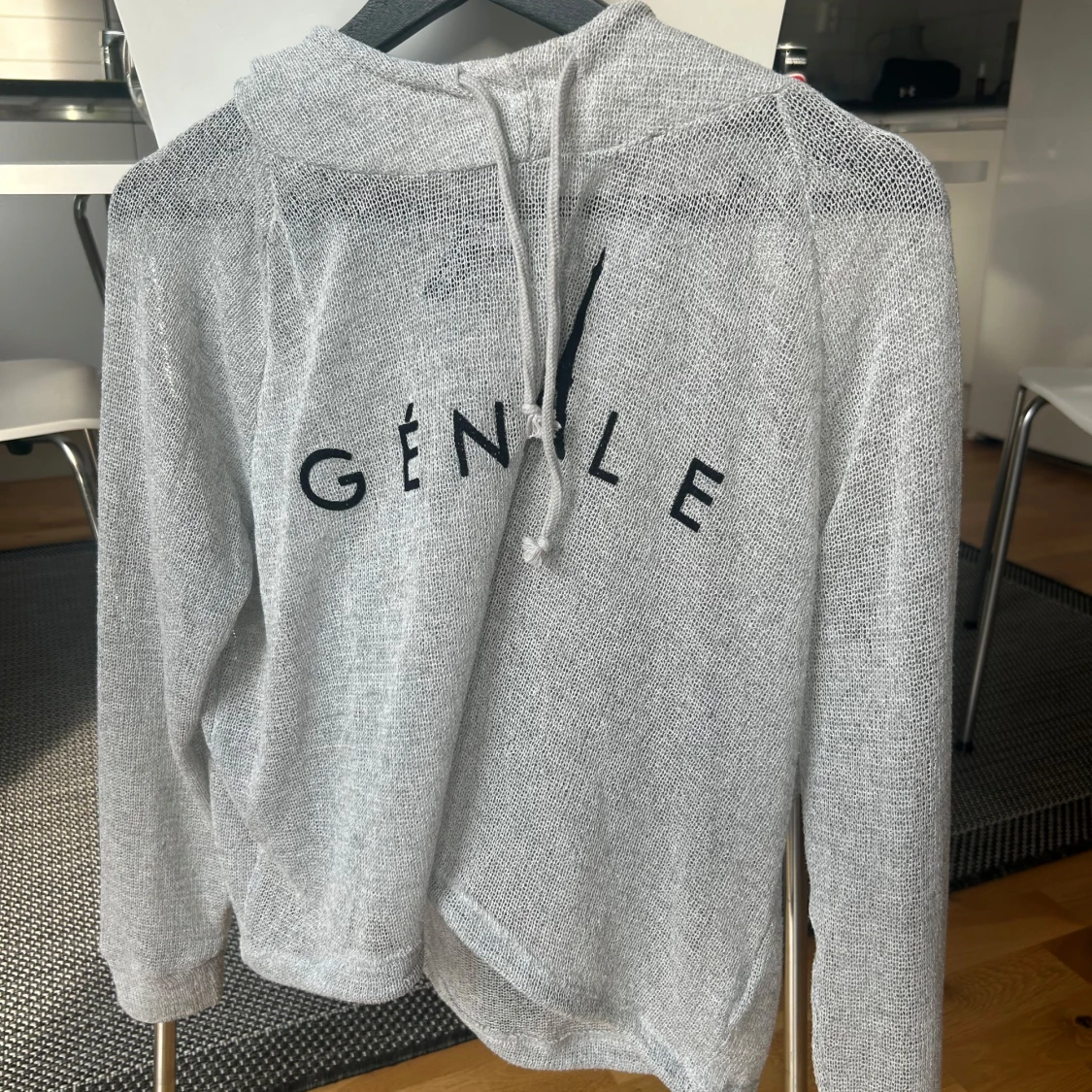 Grå hoodie med tryck - 4