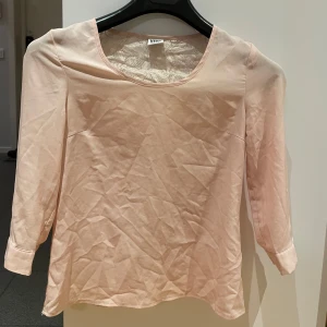 Rosa blus från Vero Moda - Säljer en söt rosa blus från Vero Moda i storlek XS. Blusen har trekvartsärmar och en vacker spetsdetalj på ryggen. Perfekt för en stilren och feminin look.