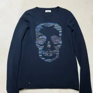 Säljer nu denhär limited edition Zadig Voltaire Sweatshirt i 100% Kashmir som inte säljs längre. Den är i storlek S, nypris låg på 5549kr. Bara att höra av er vid funderingar mvh Liam!