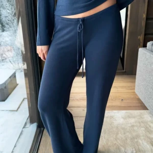 Mörkblå mjukisbyxor med snörning - Säljer ett par mörkblå mjukisbyxor med snörning i midjan. Byxorna har en avslappnad passform och är perfekta för en bekväm dag hemma. De är tillverkade i ett mjukt material som känns skönt mot huden. Oanvända.