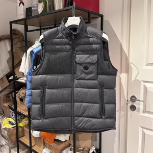 Moncler Estagnour Väst - Helt ny moncler estagnour väst, 2024 modell new season. Slutsåld världen över i färgen grå, endast svart tillgänglig. Storlek 5 passar L, nypris 15.000kr mitt pris 6500kr men tar emot bud! Över 200 deals gjorda med massvis med kundrecensioner, bara att skriva vid frågor eller funderingar! 