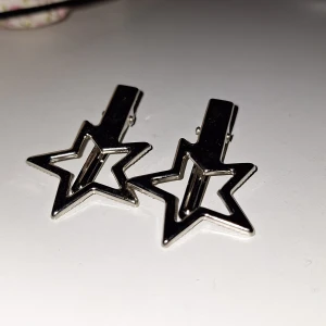 Silverfärgade stjärnformade örhängen - Snygga silverfärgade hårklämmor i form av stjärnor. Perfekta för att ge en extra touch till din outfit. Säljer även denna i ett kit på min profil💕slutsåld!!!!