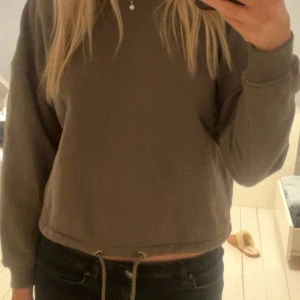 Grön sweatshirt - Superfin och skön sweatshirt med snören nertill som man kan dra åt och knyta💞