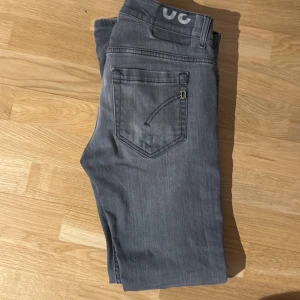 Grå jeans från Dondup - Snygga grå jeans från Dondup i storlek 30. 