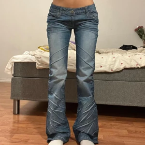 Jeans  - Midjemått: 37cm, innerbenslängd: 85cm🩷