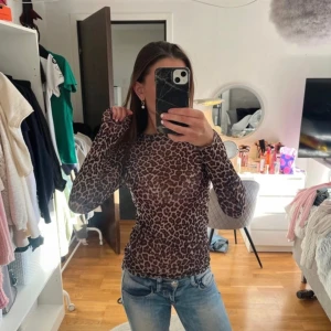 Leopard tröja  - Super snygg lite genomskinlig leopard tröja från stravadius i storlek s