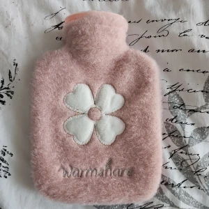 En liten rosa värmekudde  - Säljer en lite värmekudde, enkel att ha med sig. Den är ny, den är inte använd.