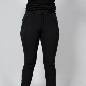 Svart utebyxa - RevolutionRace utebyxa i storlek medium. Oanvänd! Modellen är 172 cm, (notera att byxor i herrmodeller förekommer på vår kvinnliga modell) 💚 🔹 Färg: Svart 🔹 Storlek: Medium 🔹 Skick: Oanvänd  🔹 Rek. nypris: 1299 kr – Vi säljer för 400kr 💚 Om oss: Reclaims UF samarbetar med kända varumärken för att rädda kläder från att slängas. Vi fixar till dem och ger dem en ny chans – hållbart, snyggt och prisvärt! 📦 Frakt: Skickas med PostNord/Schenker inom 1–3 dagar