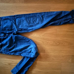 Blå jeansbyxor - Snygga blå jeansbyxor. De har en riktigt schysst passform och perfekta nu ingör våren. Märket är Lee och är i bra skick. Köpta för 1199kr. Kom med frågor eller om ni vill se passformen!!