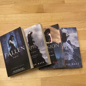 Bokserie 'Fallen' av Lauren Kate - Säljer en bokserie av Lauren Kate som inkluderar 'Fallen', 'Torment', 'Passion' och 'Rapture'. Böckerna har mystiska och romantiska omslag med mörka och drömska illustrationer. Perfekt för dig som gillar fantasy och romantik. 📚✨ Böckerna är på engelska!