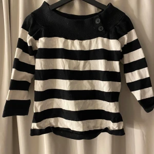 Svartvit randig tröja från Sis by Sisters - Säljer en svartvit randig tröja från Sis by Sisters. Tröjan har trekvartsärmar och är i mycket bra skick!💞står att det är storlek L på tröjan men den passar som Xs/S. Meddela gärna om du är intresserad eller vill ha fler bilder!