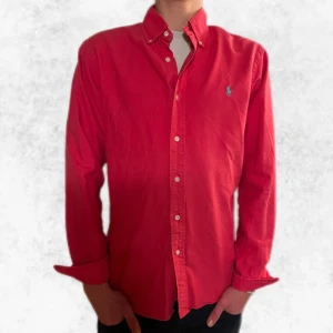 Röd skjorta från Polo Ralph Lauren - Säljer denna riktigt snygga röda skjortan från Polo Ralph Lauren. Den är i slimfit och i nyskick då den bara har används ett fåtal gånger. Säljer även 2 andra liknande skjortor i min profil. Vid några frågor eller funderingar är det bara att höra av sig.